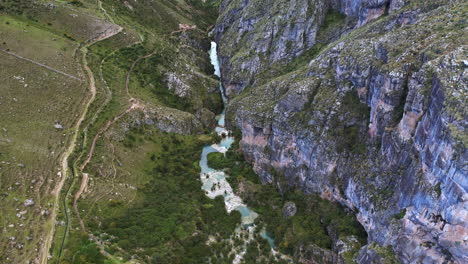 Amazing-bíg-shot-with-drone-4k-from-the-Andes-area-in-Ayacucho-Peru,-of-the-famous-turquoise-Lake-Millpu-located-between-mountains-in-the-morning