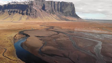 Toma-De-Drones-De-Montañas-En-Vik-En-El-Sur-De-Islandia