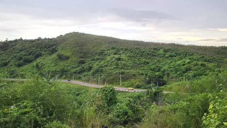 Autos-Pasando-Por-Una-Carretera-En-Cuba-Bajo-La-Lluvia