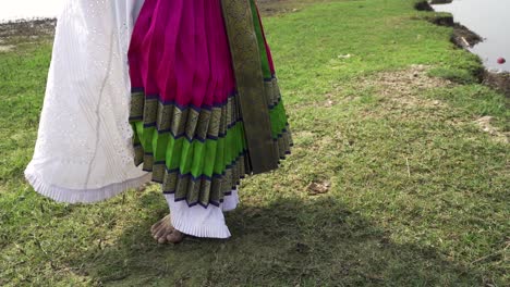 Una-Bailarina-De-Bharatnatyam-Que-Muestra-Una-Pose-Clásica-De-Bharatnatyam-En-La-Naturaleza-Del-Lago-Vadatalav,-Pavagadh