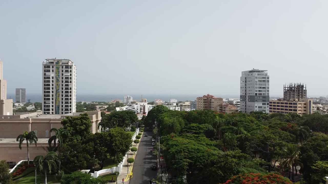 vista aerea del parque iberoamericano junto al templo mormon, la esperilla santo domingo