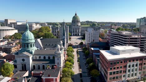 Langsamer-Luftabzug-Aus-Der-Landeshauptstadt-In-Harrisburg,-Virginia