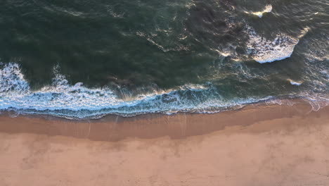 Horizontale-Strandansicht-Von-Wellen,-Die-Die-Küstenlinie-Treffen