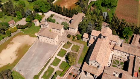 vista aérea de la abadía de casamari desde drone , frosinone ,lazio,italia