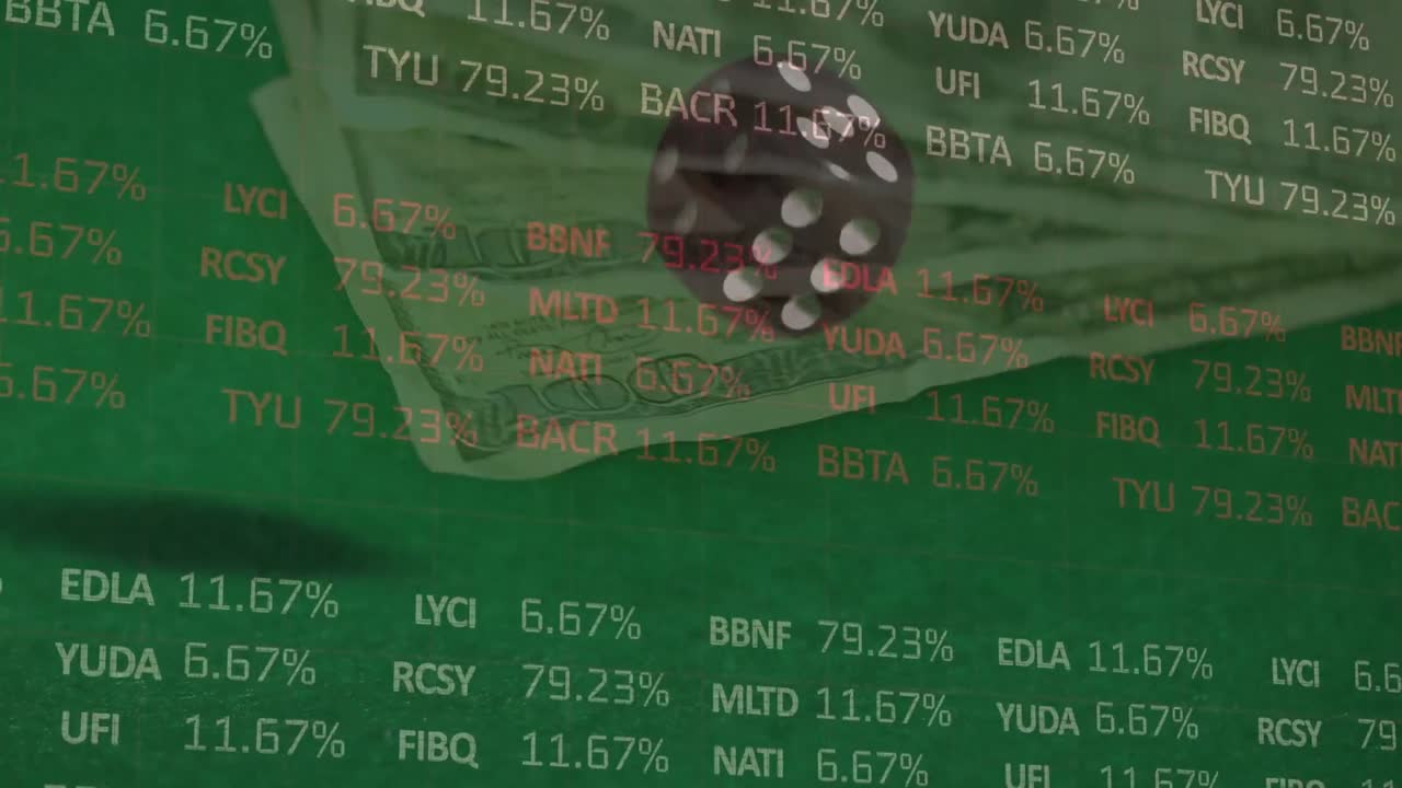animación del procesamiento de datos financieros sobre dados y billetes de dólares estadounidenses en fondo verde