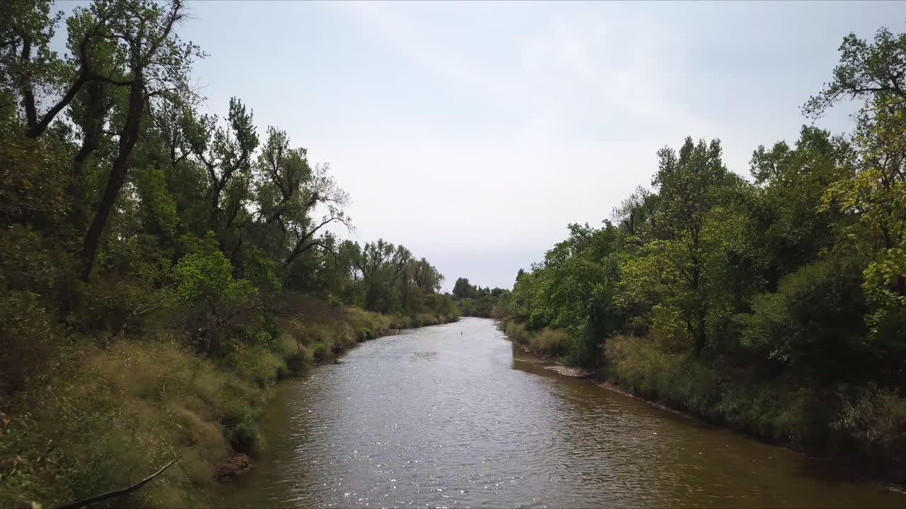 toma de exploración de un pequeño río con agua marrón después de la lluvia