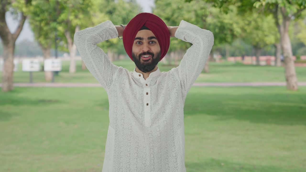 Felice uomo indiano Sikh che riceve una sorpresa al parco