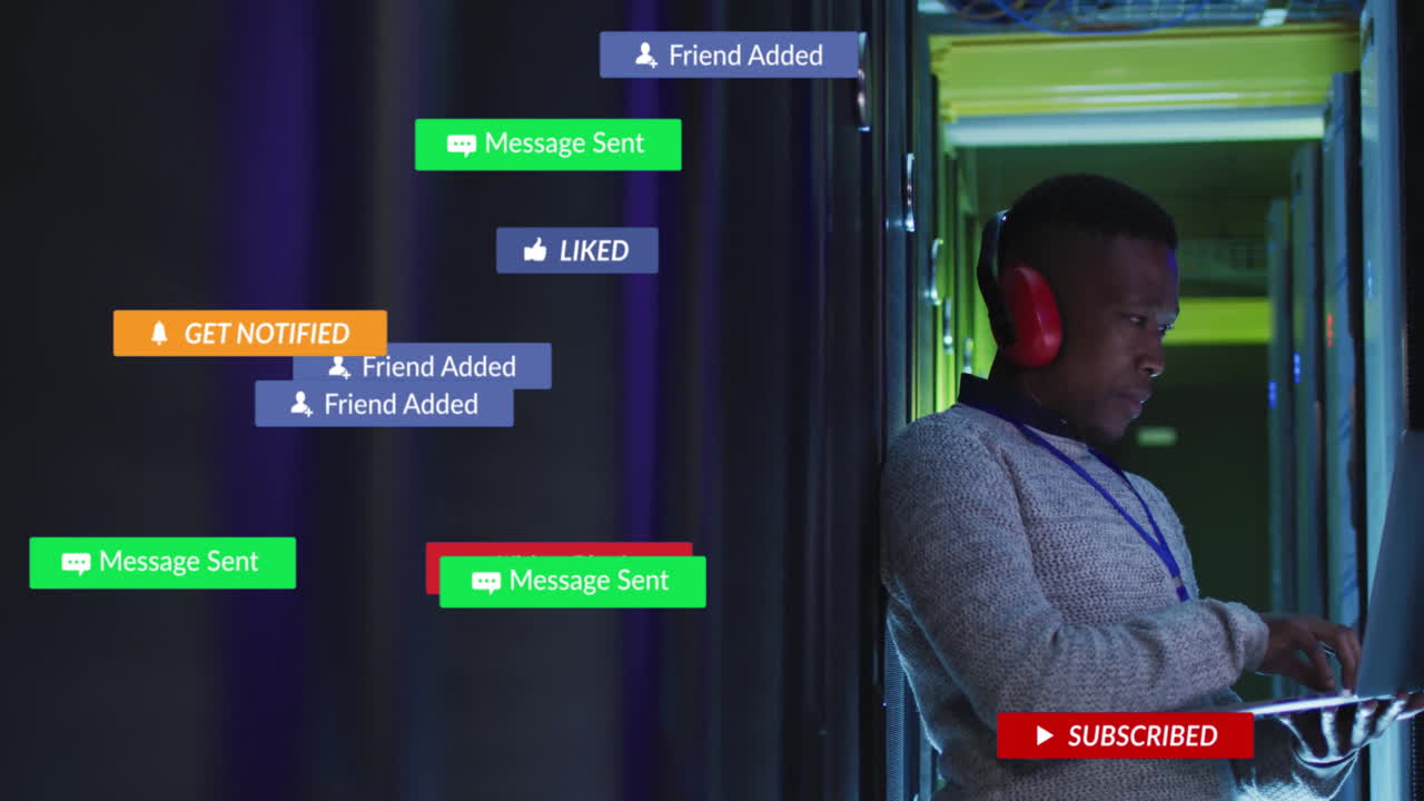 Pessoa em sala de servidores com animação de sobreposição de notificações de redes sociais.