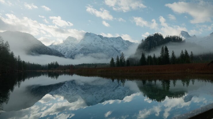 Bellissimo riflesso delle Alpi austriache in un lago alpino.