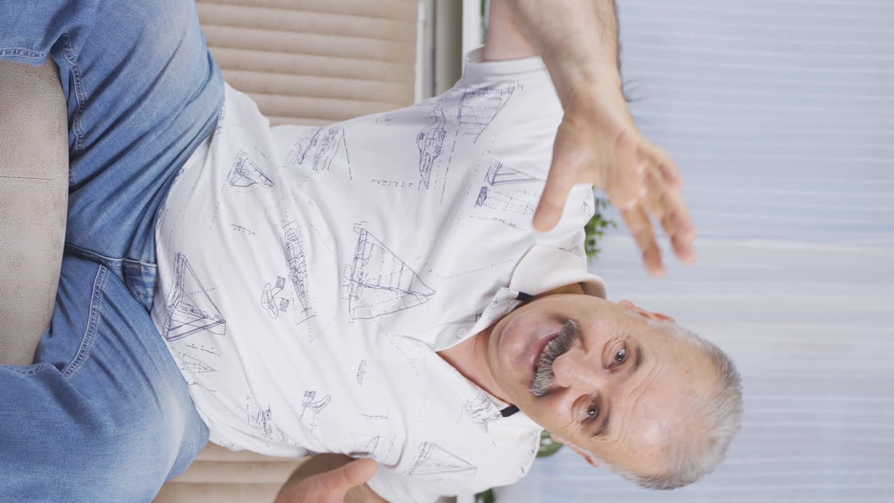 재미있는 남자가 카메라를 조롱하는 수직 비디오.