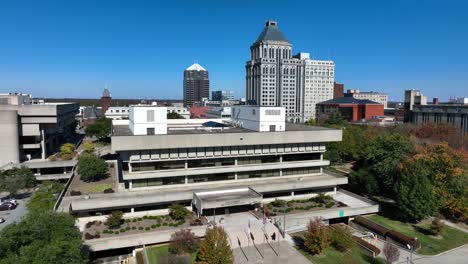 edificio del gobierno federal en el centro de greensboro, carolina del norte