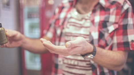 cuidado de la piel y el cabello de los hombres. crema de afeitar. loción después del afeitado botella