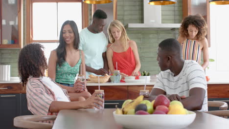 un grupo diverso de amigos se reúnen en una cocina de casa moderna