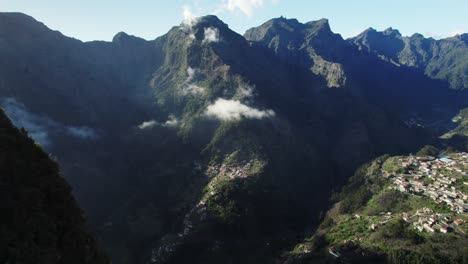 vista aérea de la ciudad antigua ubicada en el impresionante valle de las altas montañas, madeira