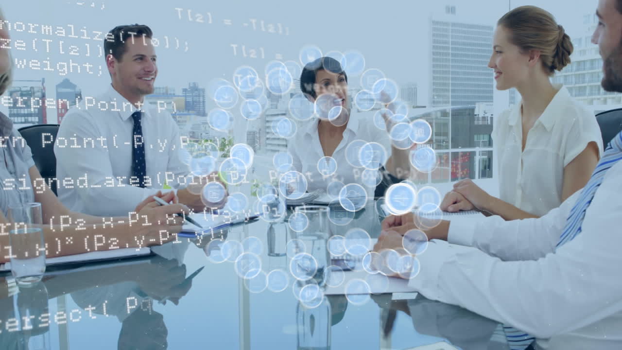 다양한 동료들이 회의에서 작업을 논의하는 미디어 아이콘과 데이터 처리의 애니메이션