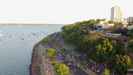 Imagen-Panorámica-Desde-Un-Dron-De-La-Costanera-De-Posadas,-Donde-Los-Aficionados-Argentinos-Se-Preparan-Para-Celebrar-La-Victoria-En-El-Mundial-De-Qatar-2022.