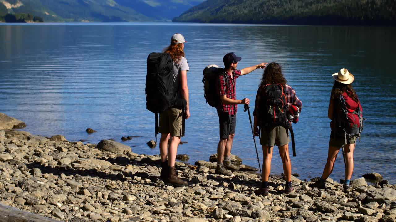 강변 근처에서 하이킹 하는 친구 들 의 그룹 4k
