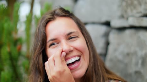 Retrato-De-Una-Mujer-Joven-Y-Hermosa-Mirando-Directamente-A-La-Cámara,-Estallando-En-Una-Risa-Genuina