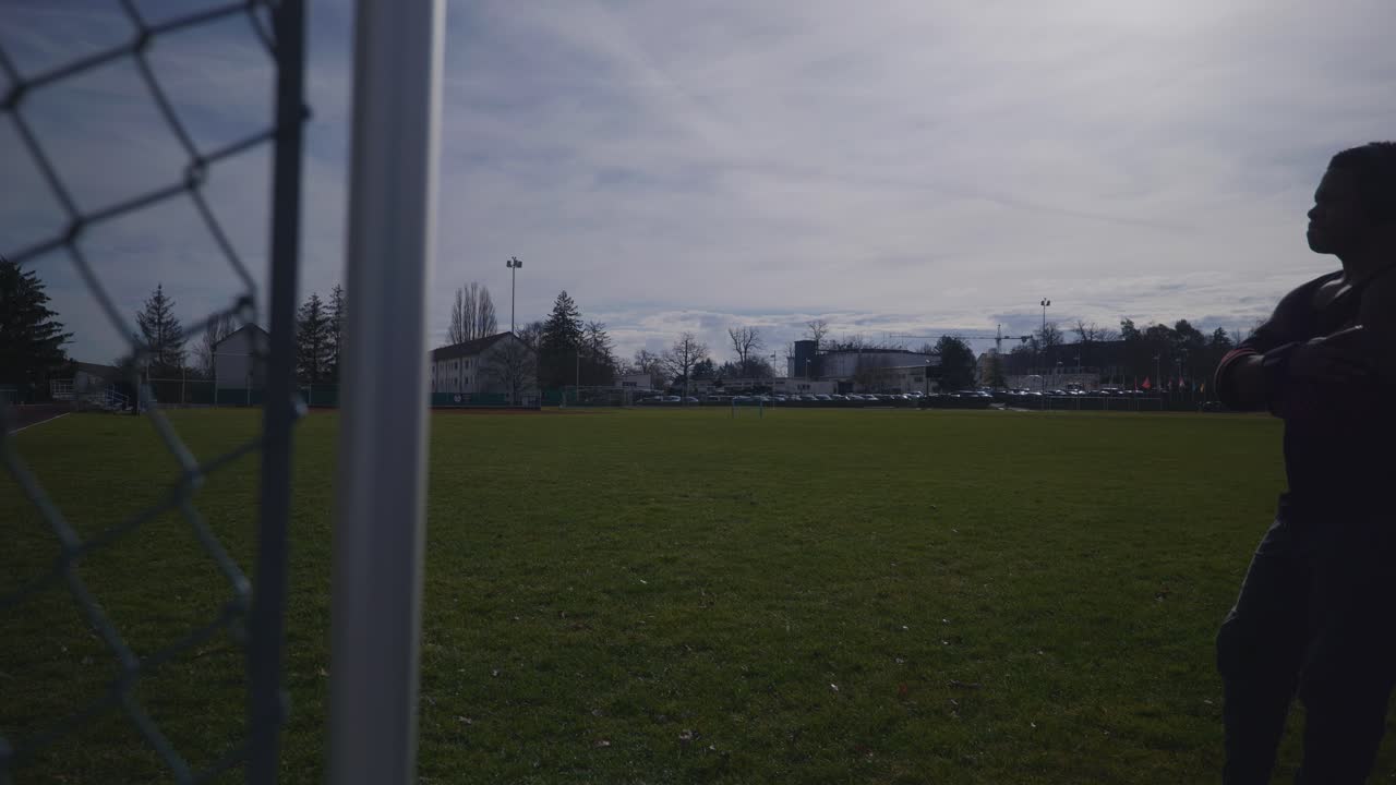 금속 울타리에 쉬고 있는 동안 남성 흔들기 - 4k에서 강력한 운동 근육질의 흑인 남성 피트니스 야외 훈련 준비