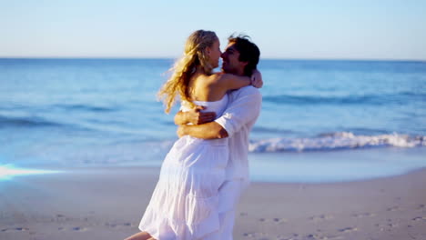 animación de luz moviéndose sobre una feliz pareja caucásica en la playa