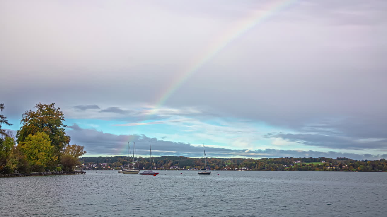 hermoso arco iris sobre el lago con barcos amarrados, vista de lapso de tiempo