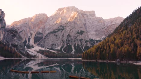 Rückzug-Aus-Der-Luft-Zeigt-Ruderboote-Auf-Malerischem-See-In-Den-Italienischen-Dolomiten,-Herbsttag