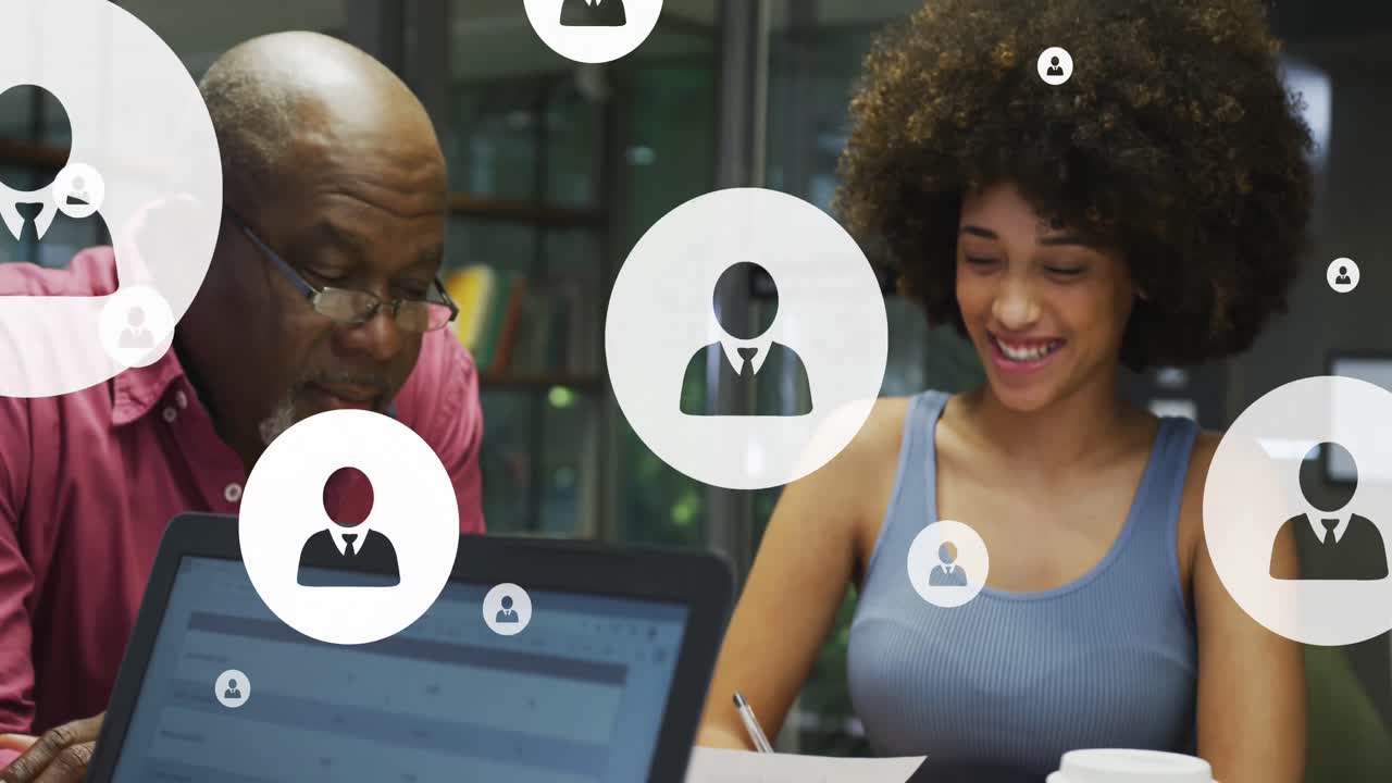 animación del icono del perfil en círculos sobre diversos compañeros de trabajo hablando mientras trabajan en la oficina