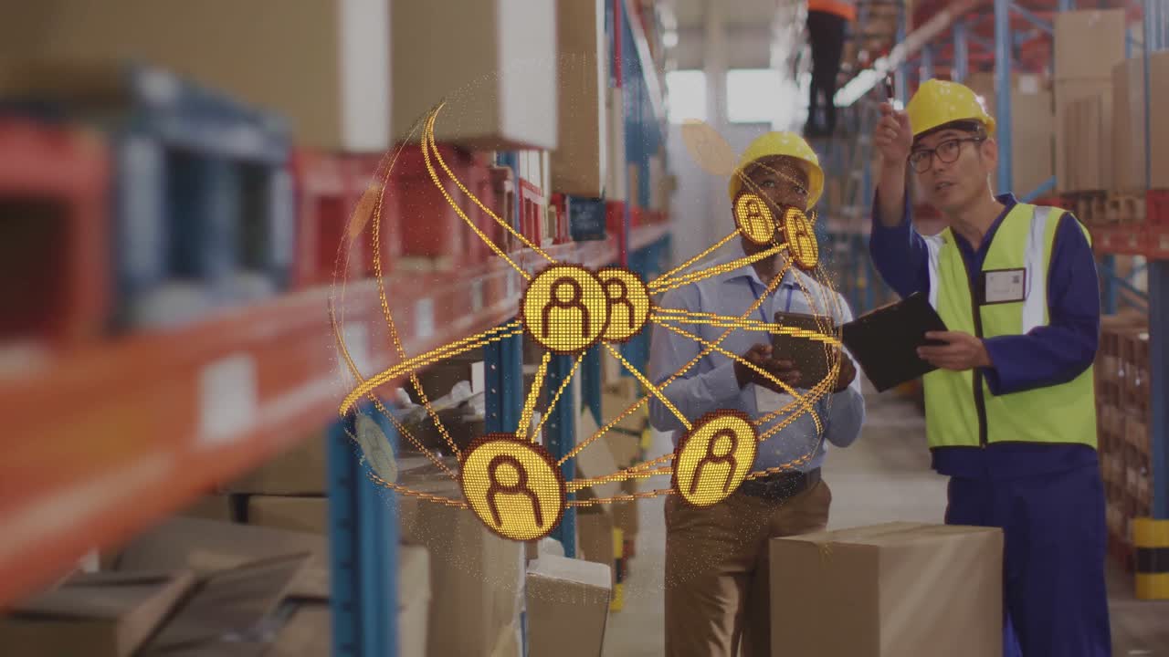 Team logistico che esamina appunti, avviando una rete rotante di icone utente dorate per il tracciamento delle scorte.