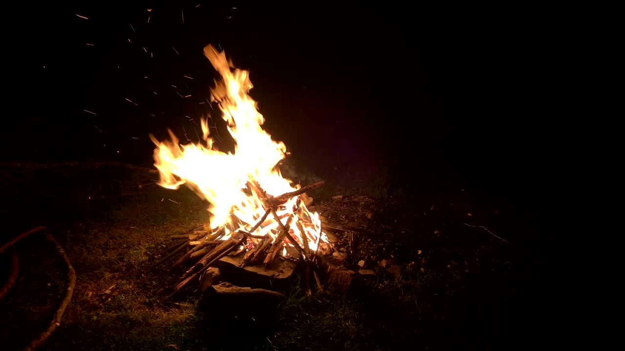 fuego de campamento en la noche