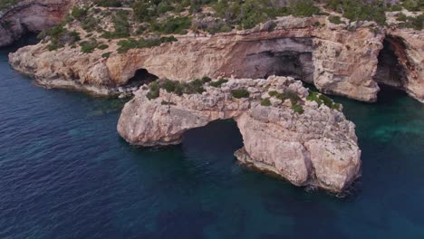 vista aérea del famoso es pontàs mallorca sin gente durante el día, españa