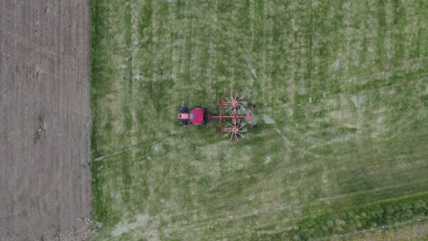 Tractor-Con-Máquina-De-Ensilaje-Giratoria-Estacionada-En-Campo-Rural-Verde-En-Islandia