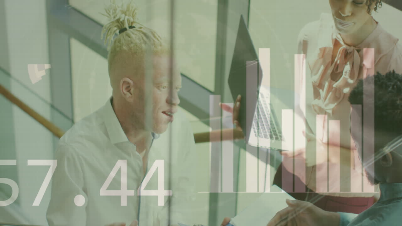 animación del procesamiento de datos sobre diversas personas de negocios en la oficina