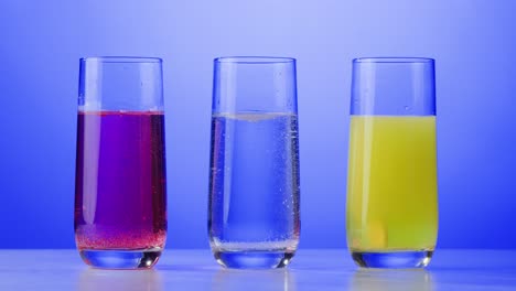 tres vasos con diferentes líquidos
