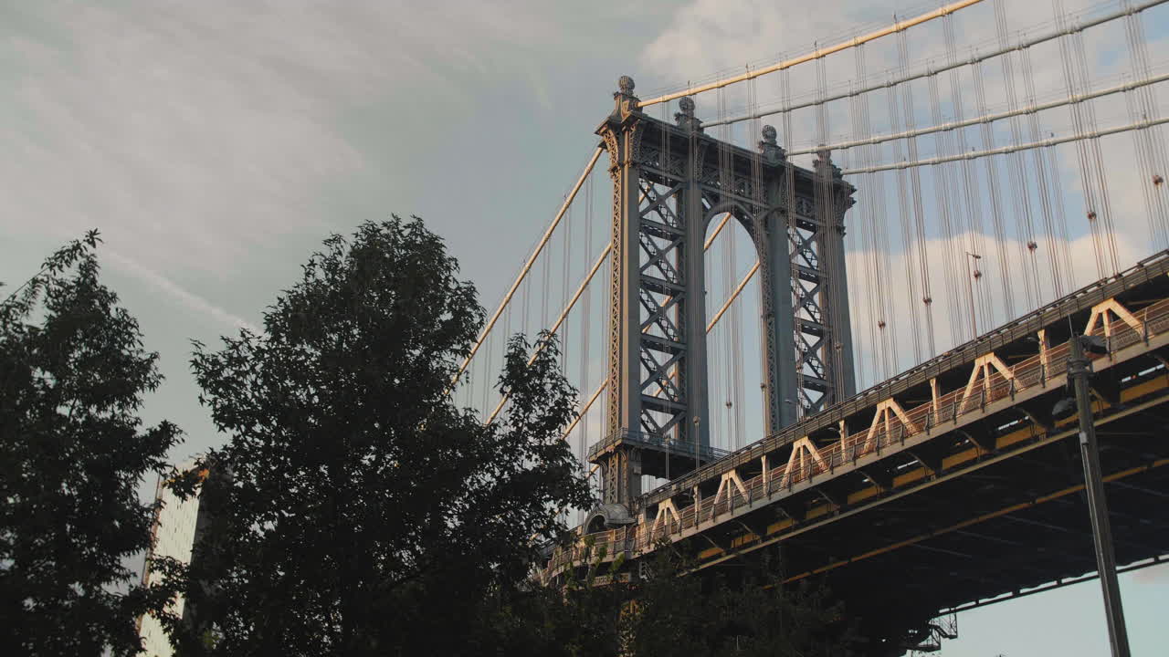 Ripresa con gimbal del Ponte di Manhattan all'ora d'oro.