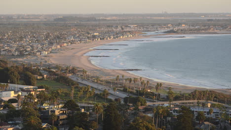 Lapso-De-Tiempo-De-Las-Olas-Rompiendo-A-Lo-Largo-De-La-Playa-En-Pierpont-Y-La-Autopista-101-En-Ventura-California