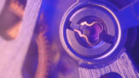 reloj mecánico que refleja la luz en movimiento 33