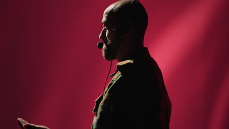 despachador militar que proporciona información para las tropas en las líneas del frente