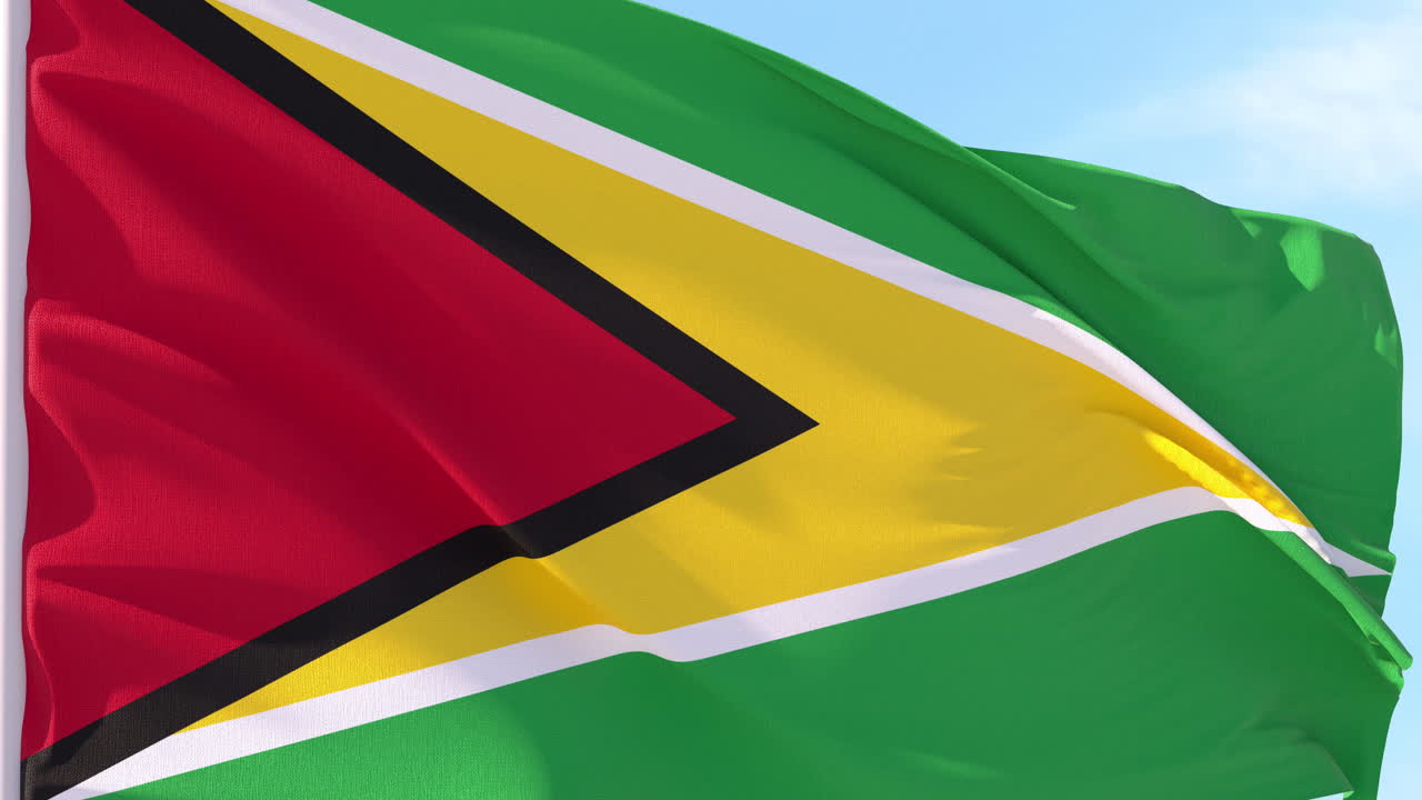 Bandiera della Guyana che sventola al vento contro il cielo blu