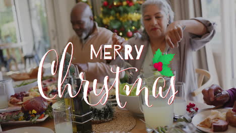 animación de texto de feliz navidad sobre diversos amigos mayores en la cena de navidad en casa