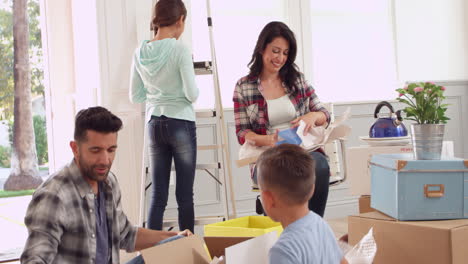 familia hispana mudándose a una nueva casa filmada en r3d