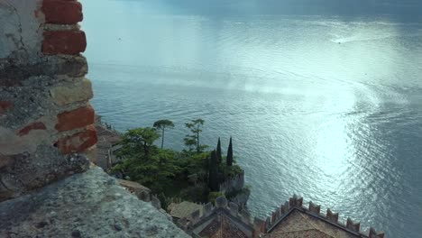 maravillarse de la belleza del lago garda desde una pared del castillo, que ofrece una perspectiva única
