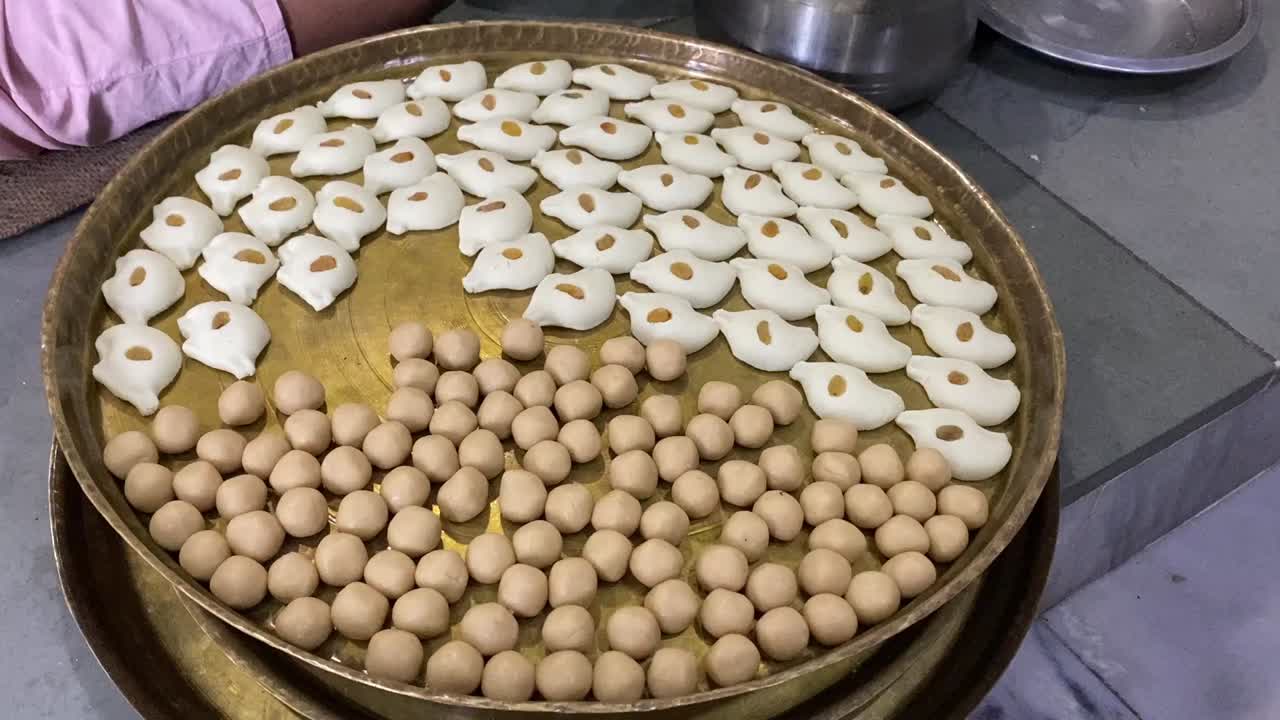 fabricación de dulces bengalíes tradicionales en una tienda local en kolkata