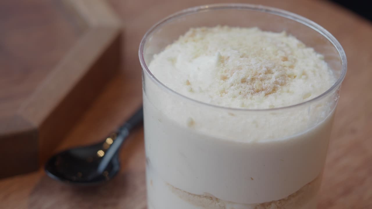 유리잔 에 여 있는 디저트