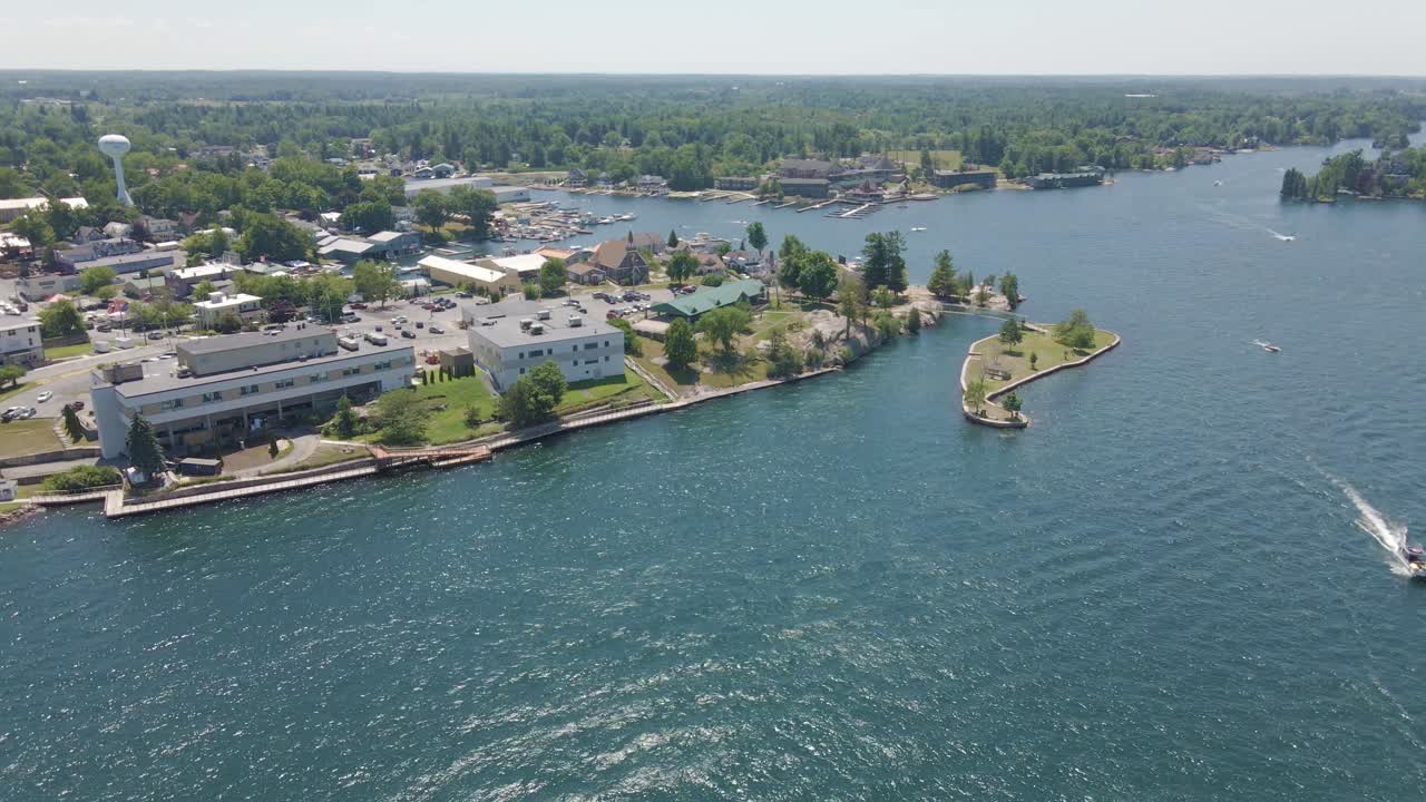 배 를 타고 있는 작은 해안 도시