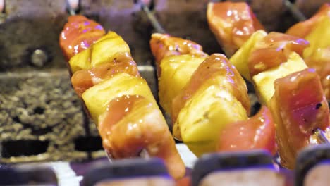 Barbecue-Grillprozess,-Rollen-Von-Fleischstücken-Auf-Metallhalter,-Videosequenz,-Aufgenommen-Im-Chinesischen-BBQ-Restaurant-In-Chengdu,-Essenszubereitung-Und-Konzept-Für-Feinschmecker