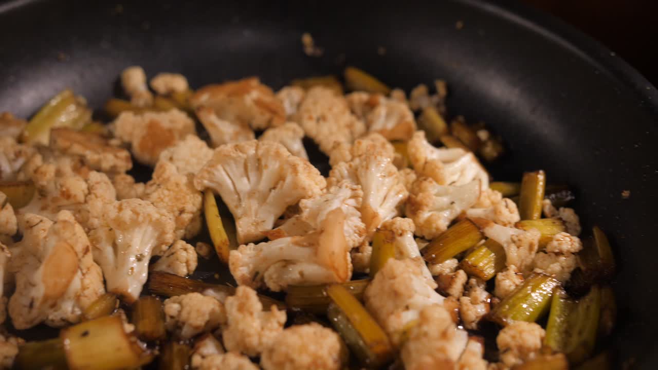 cocinar deliciosa receta de coliflor en una sartén