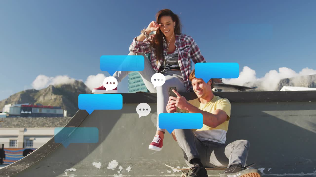 Pareja llevando un monopatín por una rampa y desplazándose por el feed de redes sociales de un smartphone, burbujas de chat pulsando