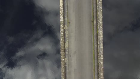 puente de agua desde arriba