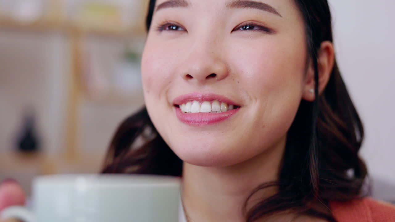 긴장을 풀고, 생각하고, 커피를 마시는 아시아 여성