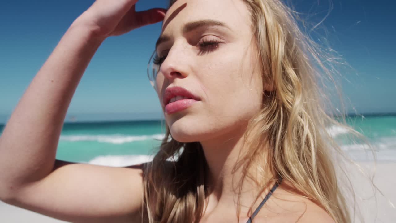 mujer disfrutando del tiempo libre en la playa